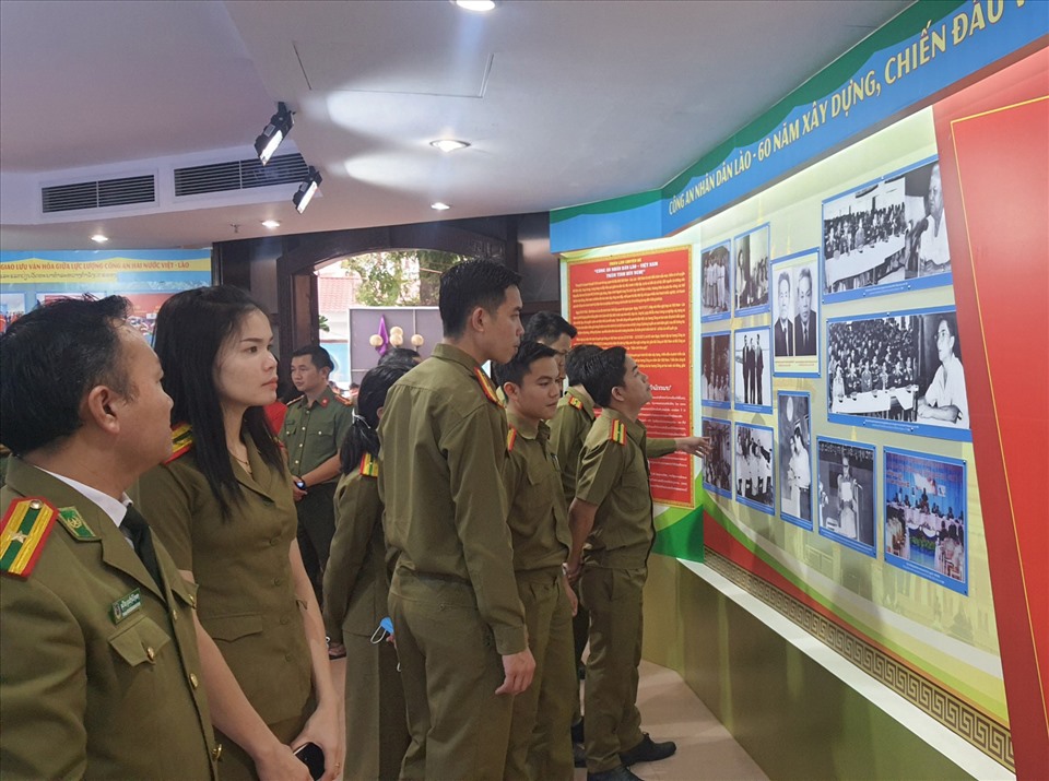 Sinh viên Lào đang học tập tại Việt Nam cũng tới tham dự buổi triển lãm về mối quan hệ giữ hai nước. Ảnh: V.Dũng.