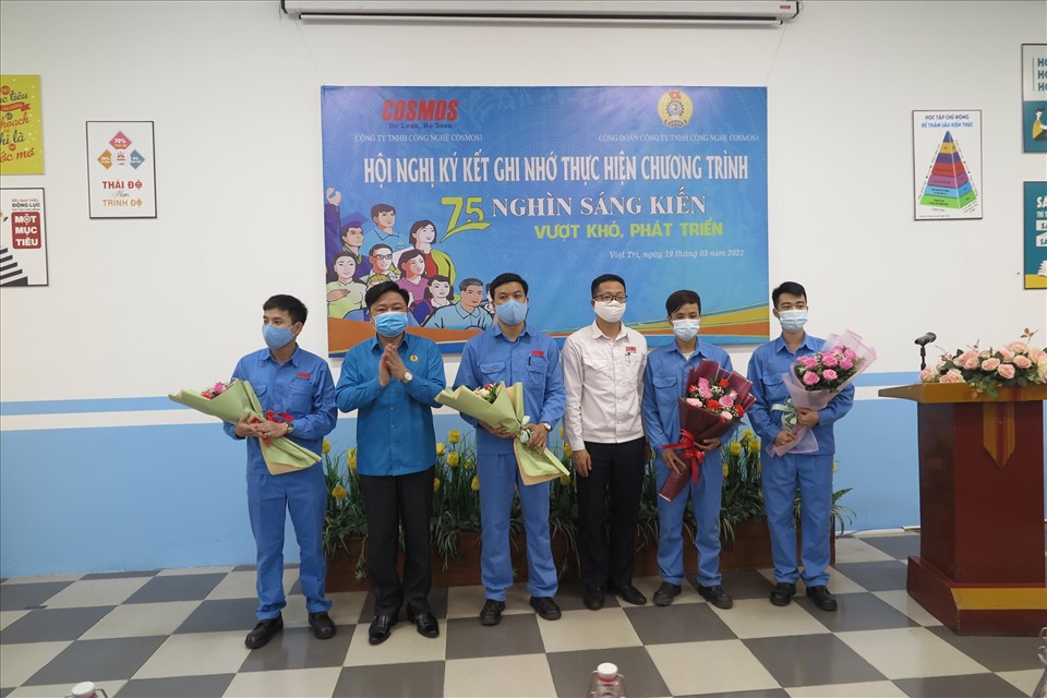 Ông Hà Đức Quảng, Chủ tịch Liên đoàn Lao động tỉnh Phú Thọ (thứ 2 từ trái qua) và lãnh đạo Công ty TNHH Công nghệ Cosmos1 trao hoa và quà chúc mừng các CNLĐ có ý tưởng cải tiến xuất sắc được áp dụng trong tháng 2.2021. Ảnh: Hoàng Tuấn