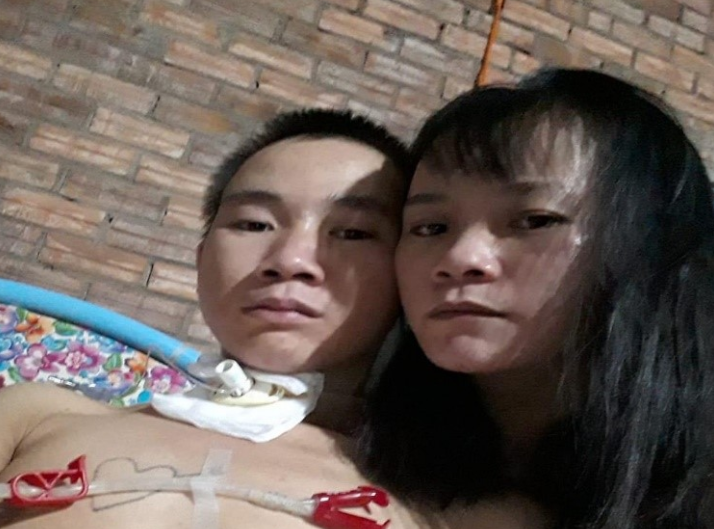 Nữ công nhân Trương Thị Cúc bên em trai đang dần bình phục. Ảnh: Thương Huyền Toan