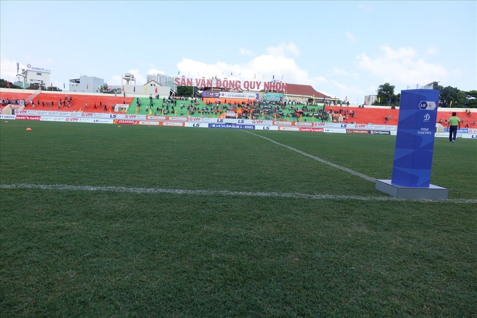 Cận cảnh mặt cỏ sân Quy Nhơn sau khi đã hoàn tất việc nâng cấp toàn diện với kinh phí ước tính 15 tỉ đồng. Đây là trận đấu đầu tiên của đội Bình Định tại sân bóng mới. Trước đó ở vòng 2, họ đã mượn sân 19.8 ở Nha Trang làm sân nhà, để gặp đội Sài Gòn.