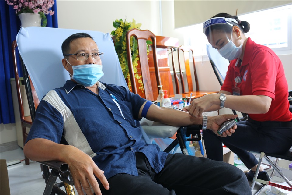 Đoàn viên tham gia hiến máu tình nguyện. Ảnh: LT