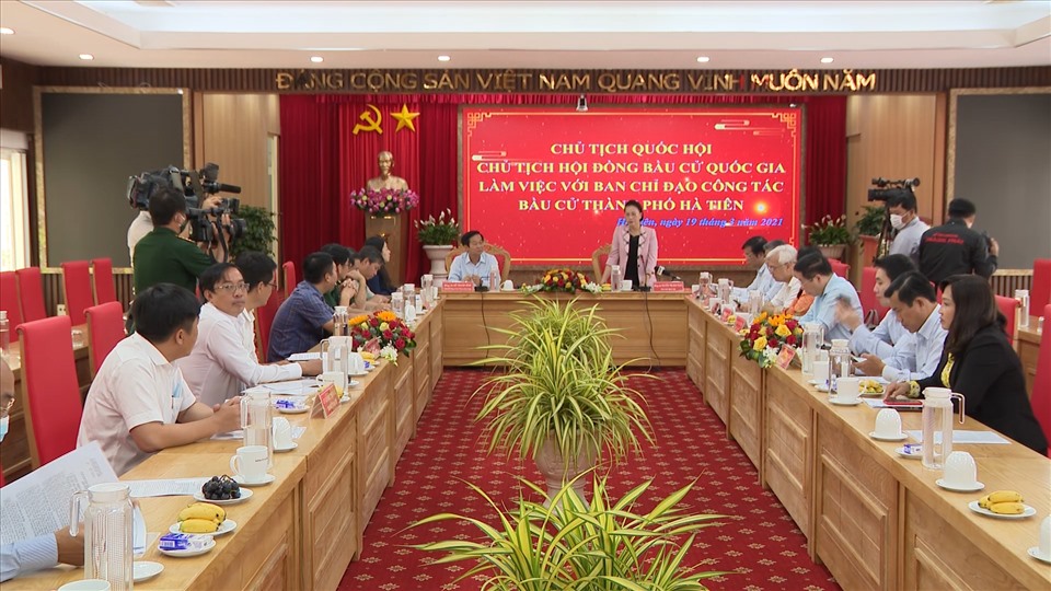 Chủ tịch Quốc hội Nguyễn Thị Kim Ngân làm việc với lãnh đạo thành phố Hà Tiên (Kiên Giang) về công tác bầu cử. Ảnh: PV