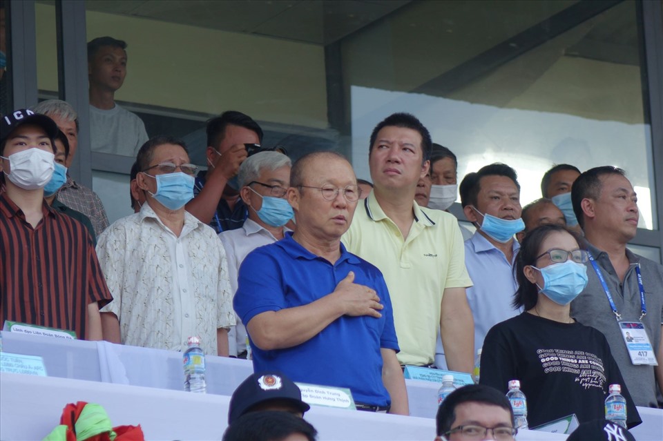Huấn luyện viên Park Hang-seo đến dự khán trận đấu, chỉ một ngày sau khi ông xem trận Hà Nội - Thanh Hóa. Ảnh: Nguyễn Đăng.