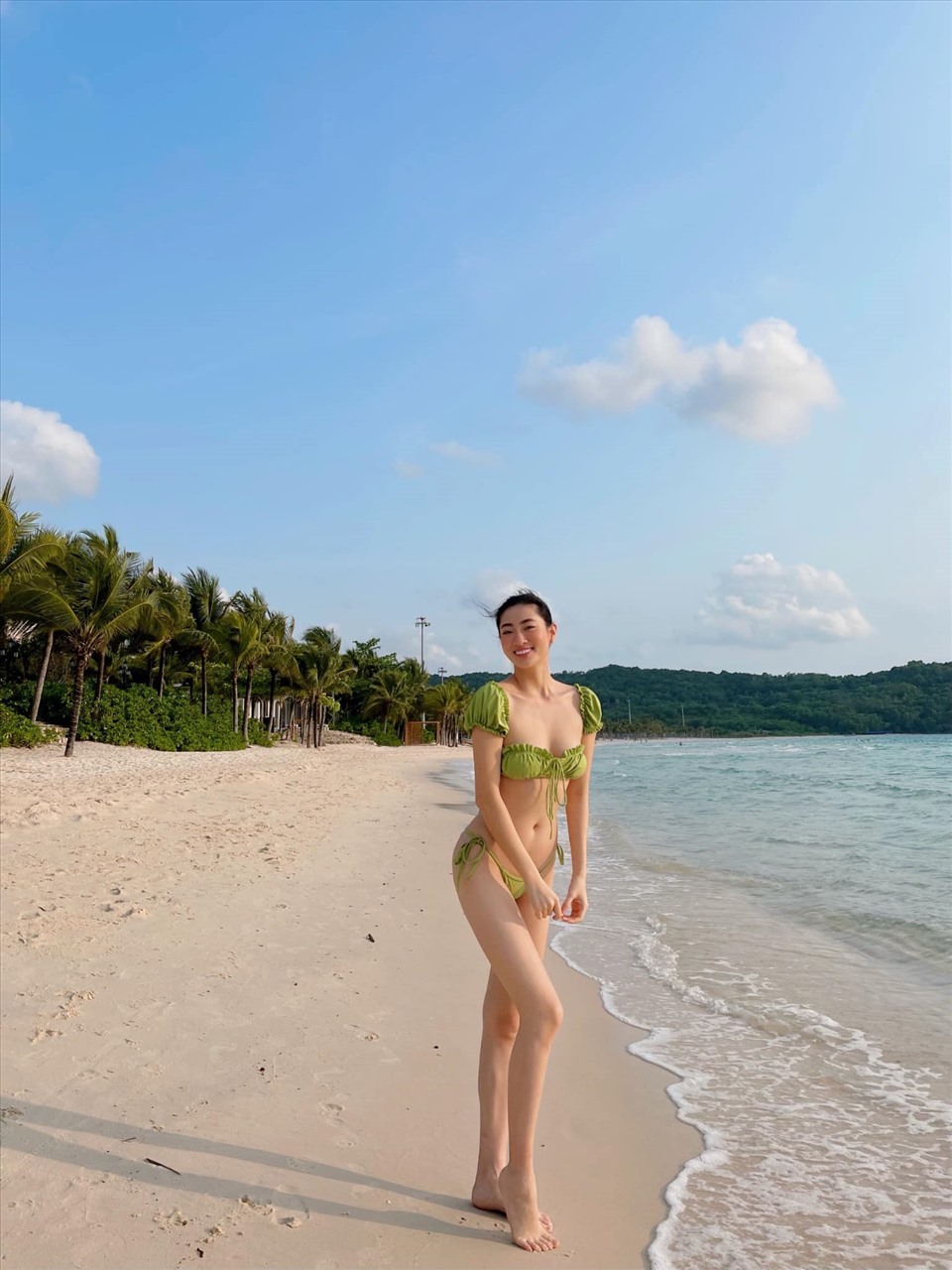 Sở hữu đôi chân dài nhất 1m22, Lương Thùy Linh luôn biết cách tận dụng khéo léo lợi thế khi liên tục xuất hiện với những hình ảnh thời trang tôn dáng hay những bộ bikini quyến rũ. Ảnh: NVCC.