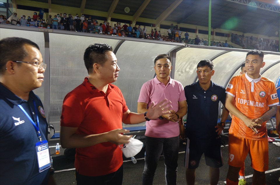 Đơn vị tài trợ quyết định thưởng vượt khung cho đội bóng để động viên tinh thần của các cầu thủ, đội bóng Bình Định. Ảnh: Nguyễn Đăng.