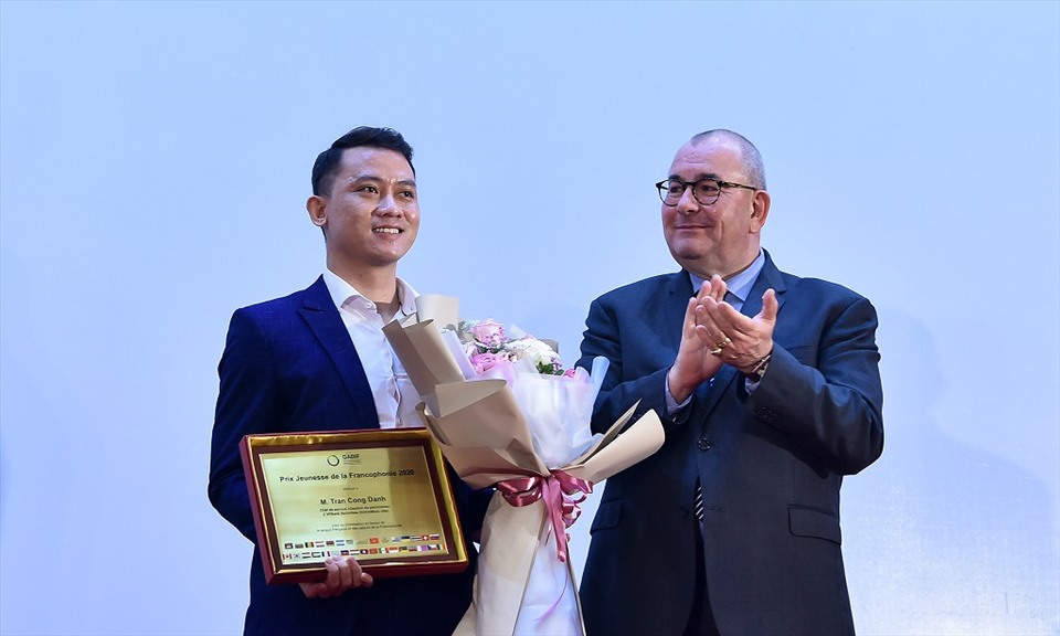 Đại sứ Vương quốc Bỉ tại Việt Nam Paul Jensen trao Giải thưởng GADIF. Ảnh: Bộ Ngoại giao.