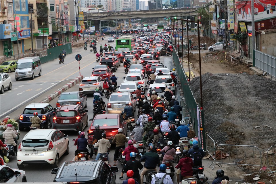 Trên tuyến đường Tố Hữu – Lê Văn Lương lúc 7h sáng, nhiều phương tiện giao thông đi lại, dòng người nối đuôi nhau trên đường.