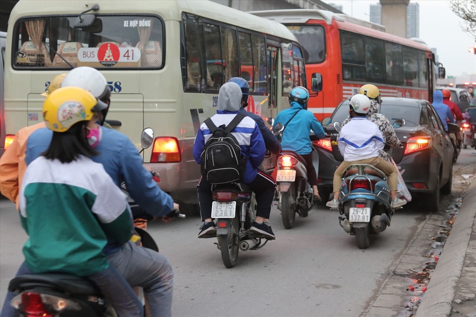 Mật độ giao thông dày đặc khiến người dân di chuyển khó khăn.