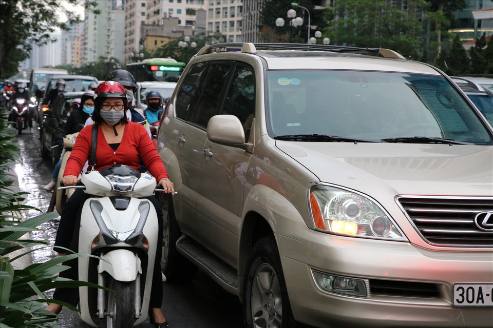 Giao thông tắc nghẽn trong ngày đầu tiên học sinh Hà Nội đi học trở lại.