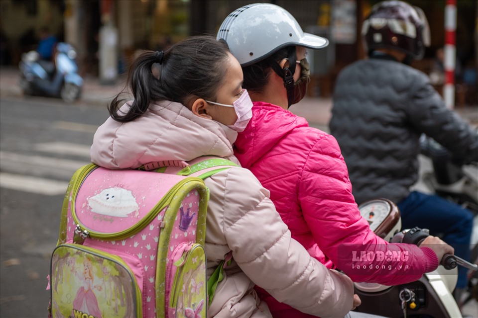 Sáng nay, thời tiết Hà Nội ghi nhận nhiệt độ ở mức 19-20 độ C, nhiều học sinh ra đường, được cha mẹ trang bị quần áo rét đầy đủ.