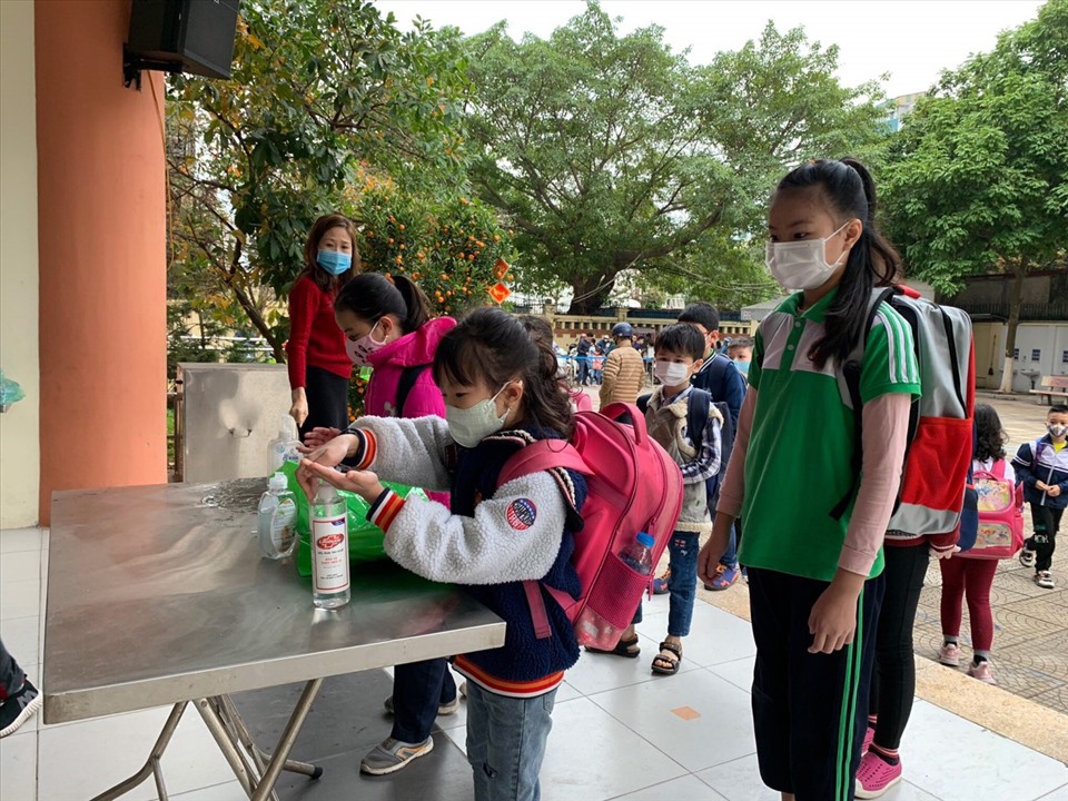Học sinh trước khi vào lớp phải sát khuẩn tay. Hình ảnh tại trường Tiểu học Đại Yên.