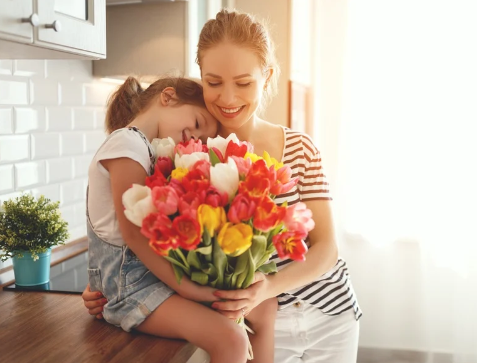 Hãy gửi những bó hoa tươi thắm tới mẹ, như một cách bày tỏ lòng biết ơn và tình yêu thương đối với người đã sinh thành và nuôi dưỡng chúng ta thành người. Ảnh nguồn: Xinhua.