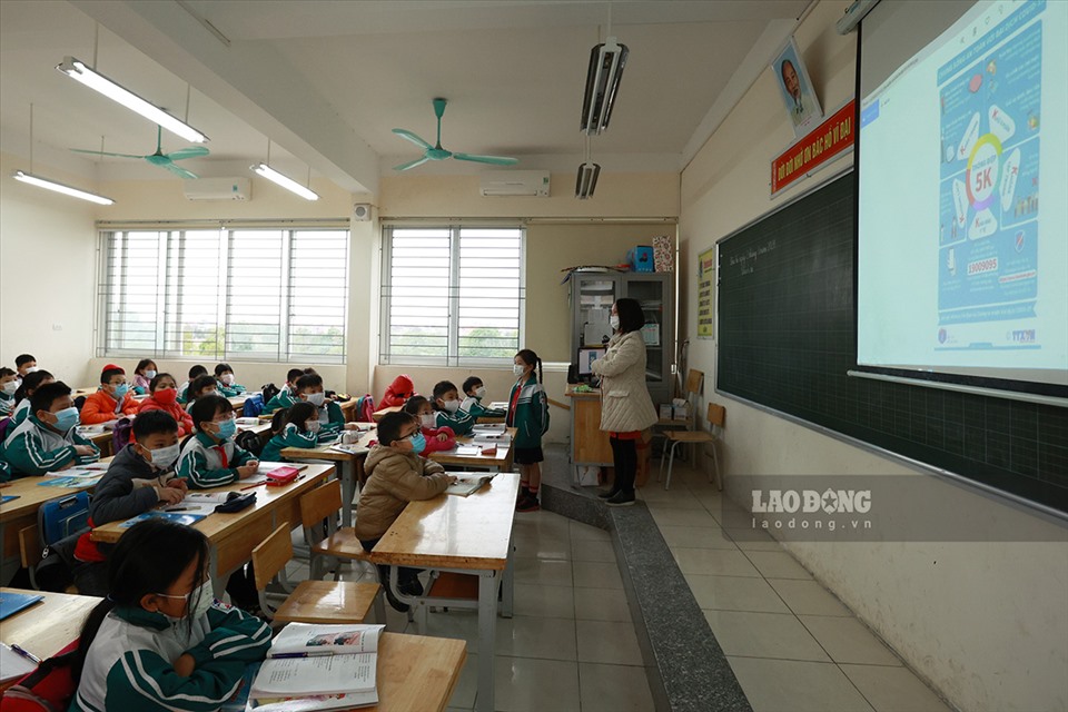 Học sinh Trường Tiểu học Xuân Phương quay trở lại trường học học tập trung. Ảnh Hải Nguyễn