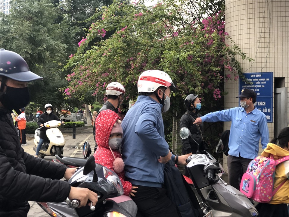 Sáng ngày 2.3 trời trở lạnh, gần 2 triệu học sinh Hà Nội mặc áo ấm, đội mũ trở lại trường sau thời gian dài nghỉ Tết Nguyên đán 2021 và phòng chống dịch COVID-19.