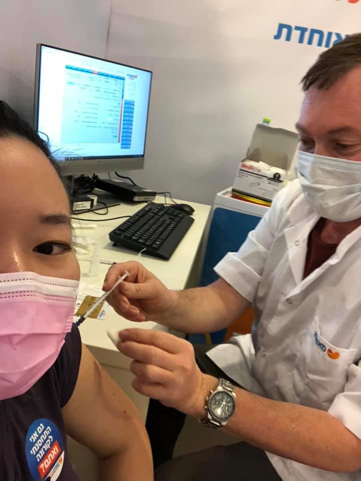 Chị Linh Bùi được tiêm vaccine phòng chống COVID-19 mũi thứ 2. Ảnh: NVCC