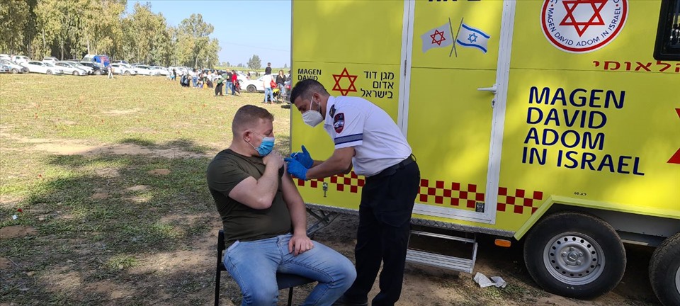 Một người dân Israel được tiêm vaccine phòng chống COVID-19. Ảnh: Linh Bùi