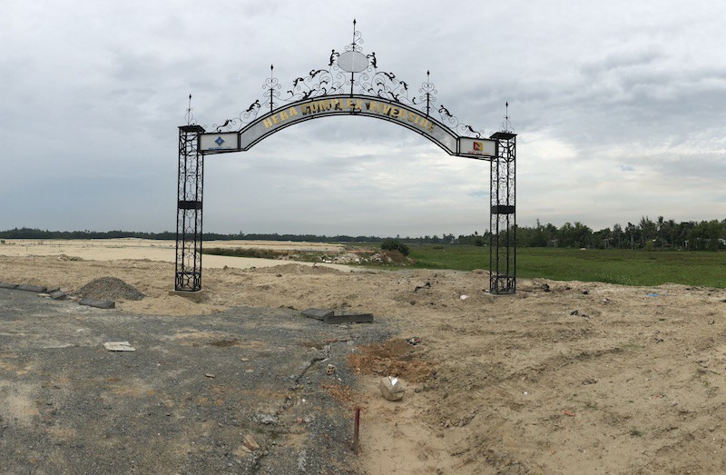 Có những dự án địa ốc phân khu đô thị ở Khu ĐTM Điện Nam-Điện Ngọc mới dựng lên cái cổng, nhưng đất thì đã bán hết. (ảnh NN)