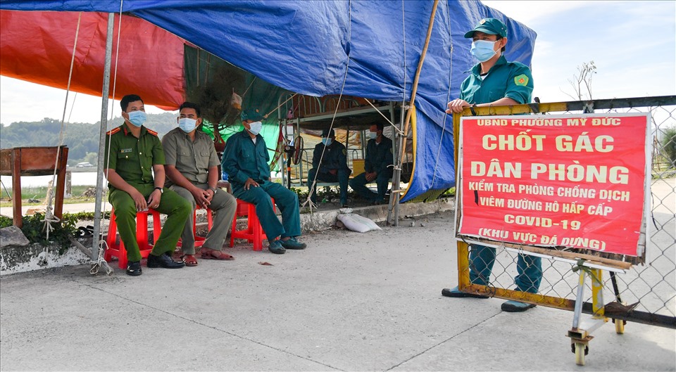 Các chốt phòng chống dịch COVID-19 trên địa bàn tỉnh Kiên Giang luôn hoạt động 24/24 giờ. Ảnh: PV