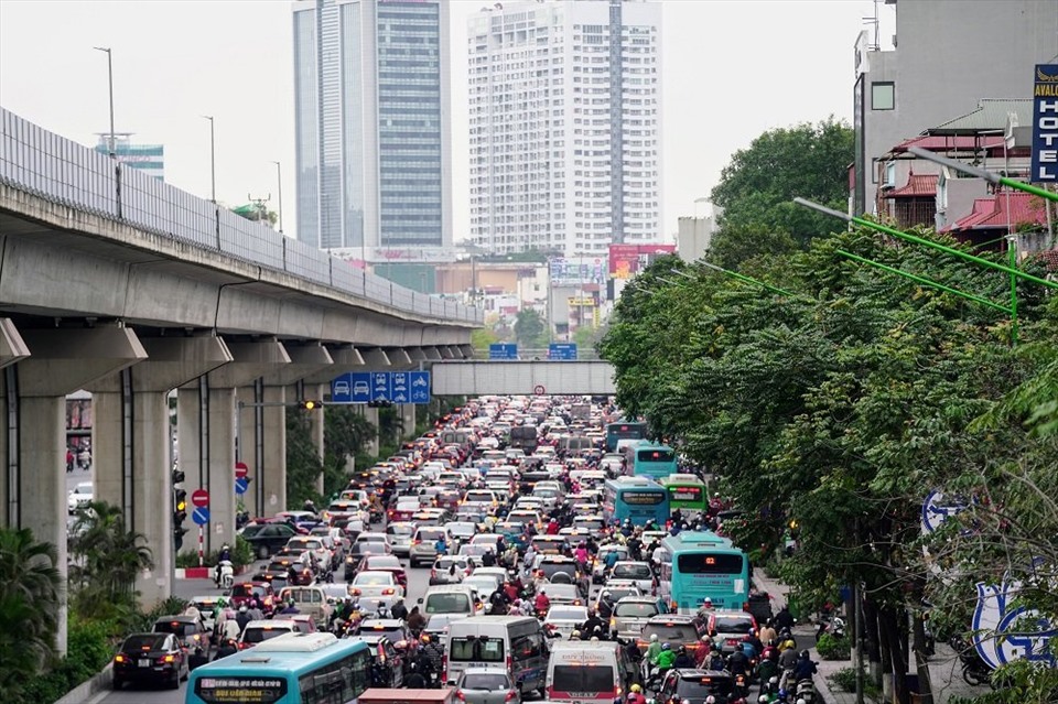 Lưu lượng phương tiện đi lại sáng 2.3 tại Hà Nội khá đông, song không xảy ra ùn tắc, theo Cục Cảnh sát giao thông. Ảnh: X.T.