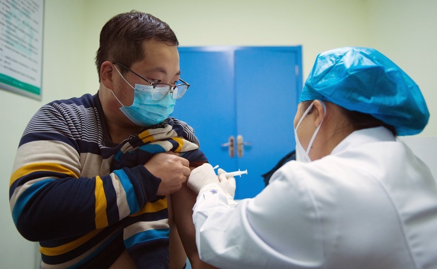 Một nhân viên sân bay ở tỉnh Thiểm Tây, Trung Quốc, được tiêm vaccine COVID-19 tháng 12.2020. Ảnh: Tân Hoa Xã.