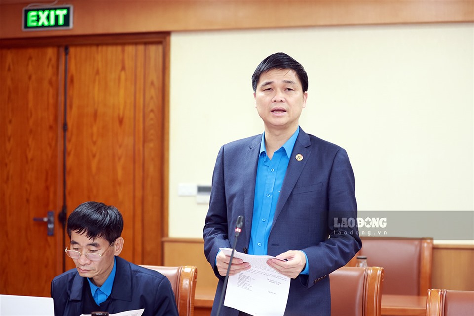 Ông Ngọ Duy Hiểu, Phó Chủ tịch Tổng Liên đoàn Lao động Việt Nam trình bày dự thảo báo cáo tình hình quan hệ lao động và kết quả tổ chức các hoạt động chăm lo cho đoàn viên, người lao động trước, trong và sau dịp Tết Nguyên đán Tân Sửu 2021. Ảnh: Hải Nguyễn
