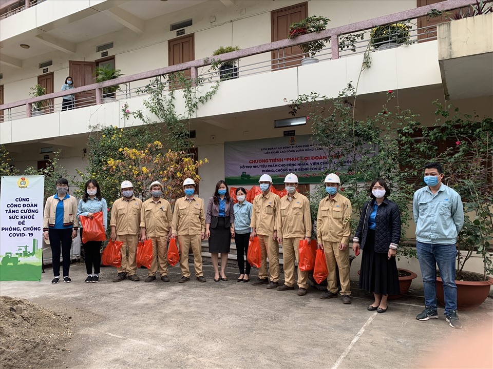 Liên đoàn Lao động quận Hồng Bàng trao tặng quà là nông sản sạch tại Công ty OSR Việt Nam.