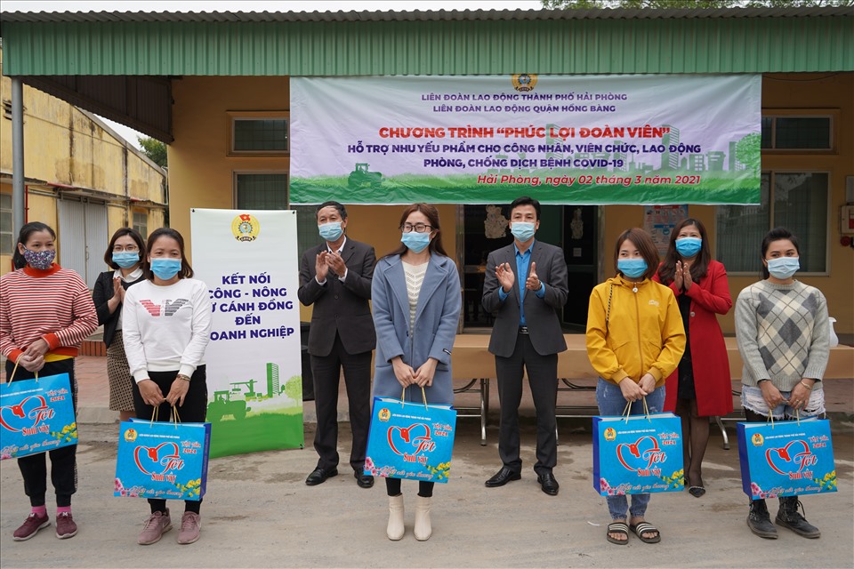 Người lao động Công ty TNHH Nam Hoa đón nhận món quà là nông sản sạch từ Liên đoàn Lao động quận. Ảnh MD