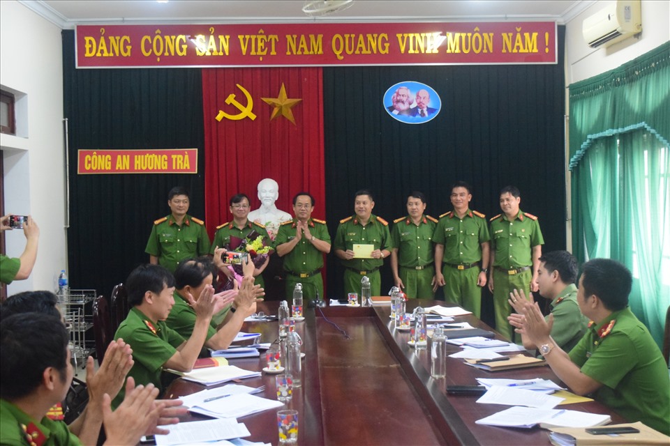 Lãnh đạo Công an tỉnh Thừa Thiên Huế biểu dương, khen thưởng các tập thể, cá nhân Công an thị xã Hương Trà.