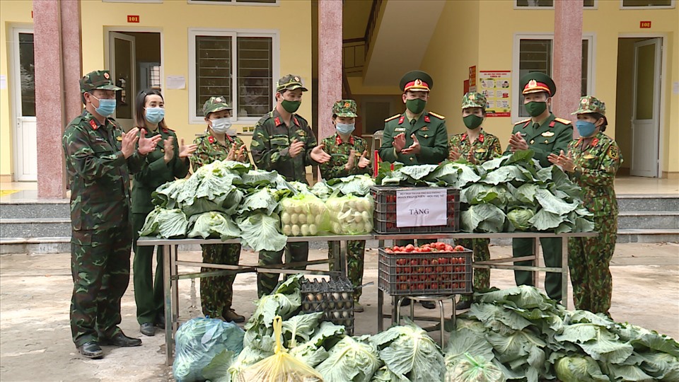 Hơn 3 tấn rau củ và 5.000 quả trứng được trao tặng cán bộ chiến sĩ làm nhiệm vụ tại khu cách ly và công dân thực hiện cách ly y tế tại đây. Ảnh VM