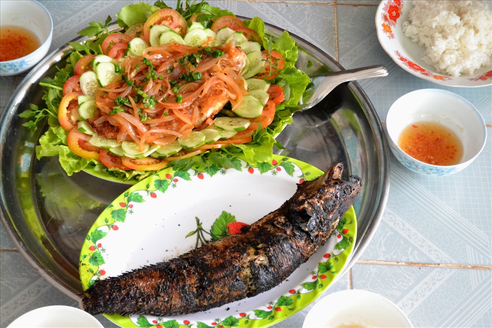 Do ảnh hưởng văn hóa ẩm thực nên phần lớn thức ăn của người Chăm An Giang là món khô. Ảnh: Lục Tùng