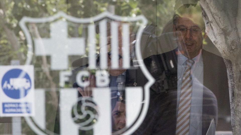 Cựu Chủ tịch Barcelona cùng cố vẫn cũ của mình được tại ngoại sau 1 ngày bị giam giữ. Ảnh: AS