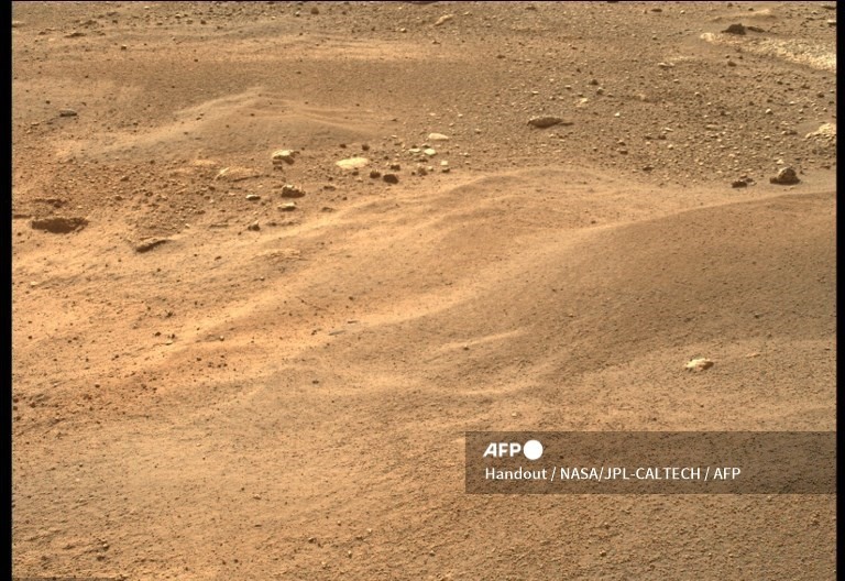 1. Bức ảnh của NASA này cho thấy hình ảnh bề mặt sao Hỏa do tàu thám hiểm Mars Perseverance của NASA thu được bằng máy ảnh Left Mastcam-Z (một cặp máy ảnh đặt trên cột buồm của máy bay) vào ngày 20 tháng 2 năm 2021 (Sol 2) theo giờ mặt trời trung bình của địa phương 16:03:31.