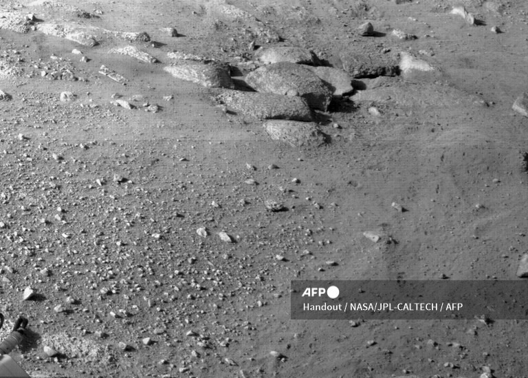 2. Bức ảnh NASA phát hành vào ngày 1 tháng 3 năm 2021 này cho thấy người đi tàu về Sự kiên trì trên Sao Hỏa của NASA khi họ có được hình ảnh này bằng cách sử dụng Máy ảnh Điều hướng Bên phải (Navcam) trên sao Hỏa. Máy ảnh được đặt cao trên cột buồm của người lái xe được mua vào ngày 1 tháng 3 năm 2021 (Sol 9) theo giờ mặt trời trung bình của địa phương là 16:53:48 và hỗ trợ lái xe.