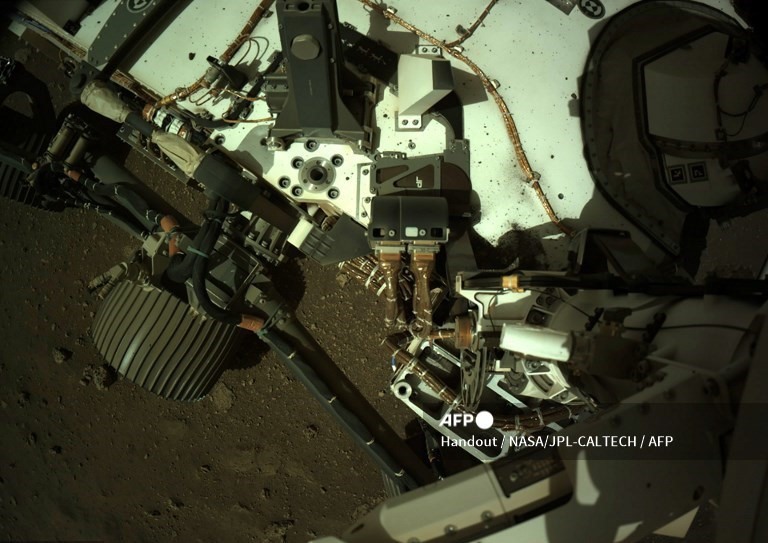 3. Bức ảnh NASA phát hành vào ngày 1 tháng 3 năm 2021 này cho thấy người lái tàu về Sự bền bỉ trên sao Hỏa của NASA khi họ có được hình ảnh này bằng cách sử dụng Camera điều hướng bên trái (Navcam) trên tàu. Máy ảnh được đặt ở vị trí cao trên cột buồm của người lái xe được mua vào ngày 1 tháng 3 năm 2021 (Sol 10) theo giờ mặt trời trung bình của địa phương là 14:26:53 và hỗ trợ lái xe.