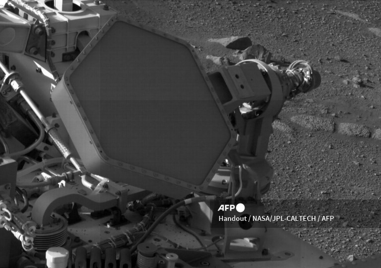 5. Bức ảnh NASA phát hành vào ngày 28 tháng 2 năm 2021 này cho thấy người đi tàu về Sự bền bỉ trên sao Hỏa của NASA khi họ có được hình ảnh này bằng cách sử dụng Máy ảnh Điều hướng Bên phải (Navcam) trên tàu. Máy ảnh được đặt cao trên cột buồm của người lái và hỗ trợ lái xe. Hình ảnh này có được vào ngày 28 tháng 2 năm 2021 (Sol 9) theo giờ mặt trời trung bình của địa phương là 16:49:17.
