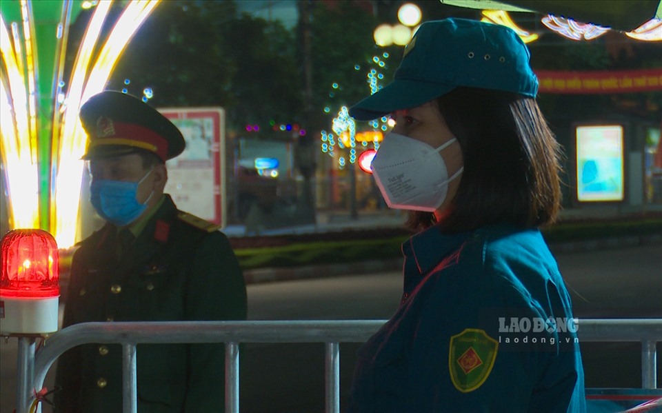 Các chốt kiểm soát dịch ở các cửa ngõ, trung tâm Thành phố Chí Linh vẫn hoạt động, kiểm soát chặt người và phương tiện lưu thông.
