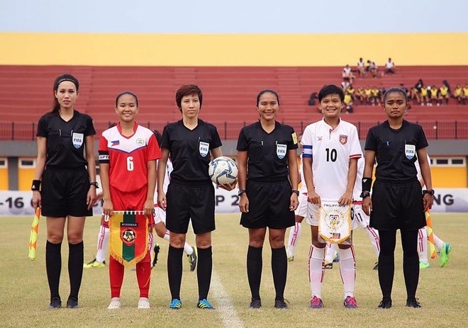 Nữ trợ lý trọng tài Hà Thị Phượng (ngoài cùng bên trái) được đôn lên làm nhiệm vụ tại giải hạng Nhất Quốc gia 2021. Ảnh: M.F
