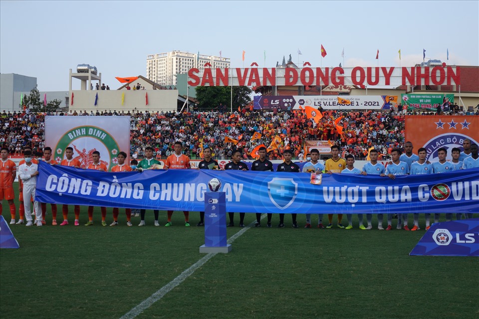 Trận Bình Định - Đà Nẵng chiều 19.3 có hơn 10.000 khán giả đến sân. Ảnh: Nguyễn Đăng.