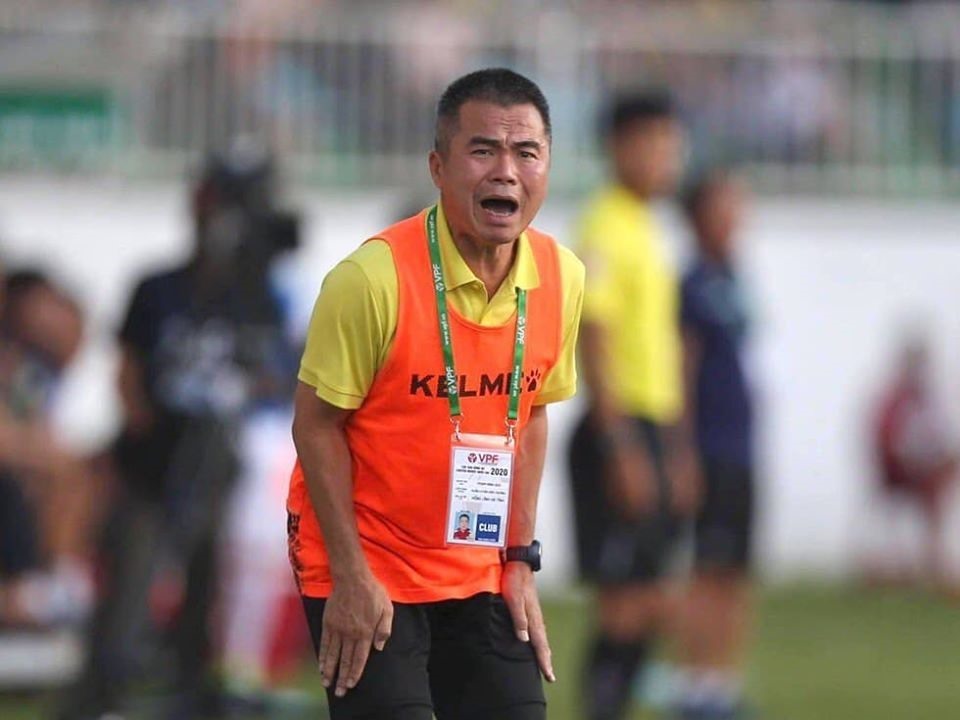 Huấn luyện viên Phạm Minh Đức thay đổi màu tóc trước trận đấu với Hoàng Anh Gia Lai. Ảnh: