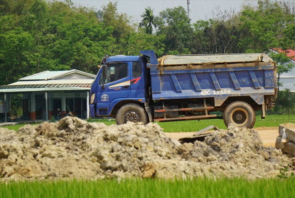 Nhiều năm qua, UBND huyện Hòa Vang đã tập trung tháo gỡ vướng mắc, giải phóng mặt bằng, vận động người dân nhận tiền đền bù ở các vị trí cần thi công trước. Tuy nhiên, đến hiện tại, tiến độ thi công dự án bị chậm.  Nguyên nhân được các bên liên quan nêu lên, là bởi vướng công tác giải phóng mặt bằng. Bên cạnh đó, đối với đoạn thi công của nhà thầu Cienco 1 ngoài nguyên nhân vướng mặt bằng còn do năng lực tài chính của nhà thầu. Ban QLDA đã có nhiều công văn, cuộc họp đôn đốc tiến độ và đã thực hiện chế tài xử phạt.