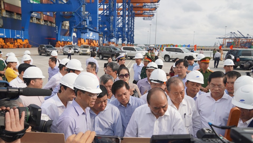 Thủ tướng Chính phủ Nguyễn Xuân Phúc và đoàn công tác đã thị sát 3 cảng trên tuyến cảng nước sâu Cái Mép-Thị Vải. Ảnh: Nguyễn Độ