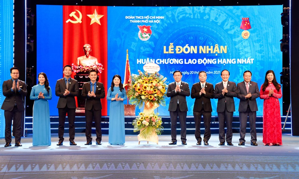 Lãnh đạo thành phố Hà Nội tặng hoa, chúc mừng Đoàn Thanh niên Cộng sản Hồ Chí Minh thành phố Hà Nội nhân lễ kỷ niệm 90 năm Ngày thành lập Đoàn Thanh niên cộng sản Hồ Chí Minh. Ảnh: Viết Thành