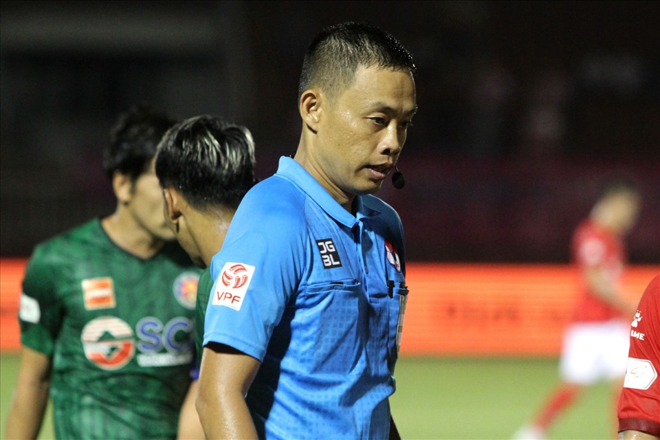 Ông Ngô Duy Lân là trọng tài đẳng cấp cao nhất ở V.League, thường xuyên được chọn bắt những trận cầu đinh của giải đấu. Ảnh: Thanh Vũ.