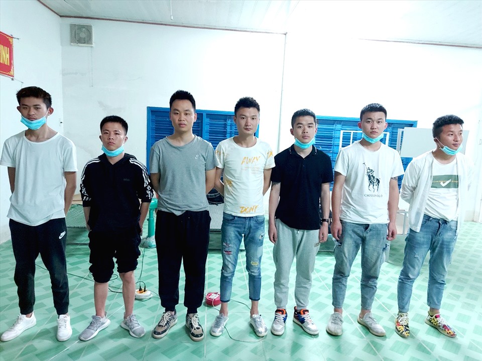 7 đối tượng quốc tịch Trung Quốc bị Bộ đội biên phòng An Giang kịp thời bắt giữ trước khi xuất cảnh trái phép. Ảnh: Bộ đội biên phòng cung cấp