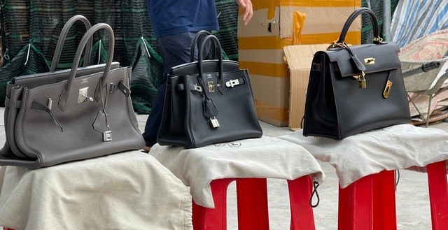 Sản phẩm chính hãng (túi giữa) được đại diện chủ thể quyền Hermès mang đến hiện trường để so sánh. Ảnh: DMS