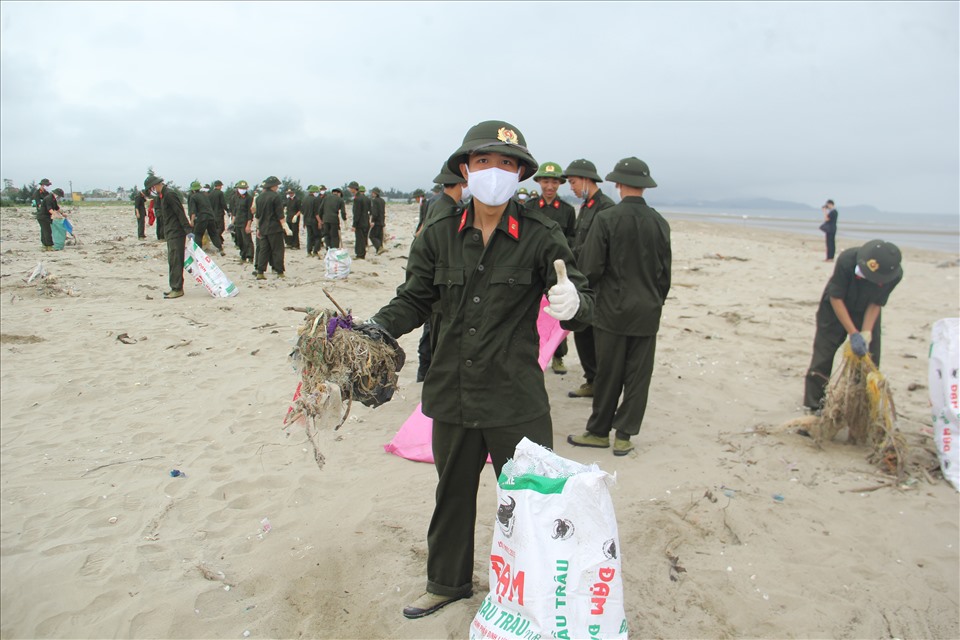 150 cán bộ, chiến sĩ của Trung đoàn cơ động Trung bộ cũng tham gia vào chiến dịch “Nhặt rác làm sạch biển“. Ảnh: T.T