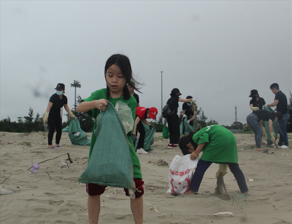 Các em nhỏ cũng muốn đóng góp chút công sức vào chiến dịch làm sạch biển. Ảnh: T.T