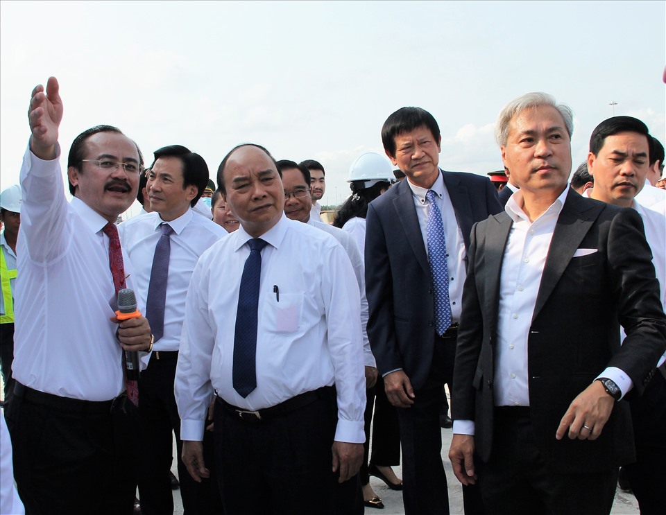 Thủ tướng Nguyễn Xuân Phúc thăm Cảng Quốc tế Long An. Ảnh: P.V