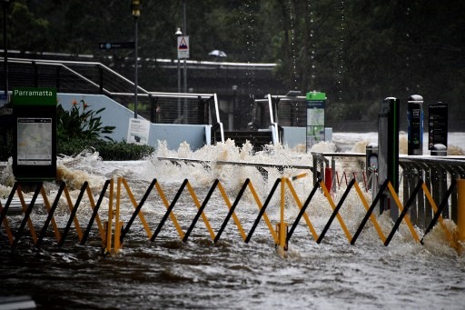 Dòng nước lũ chảy xiết trên sông Parramatta ở Sydney. Ảnh: AFP