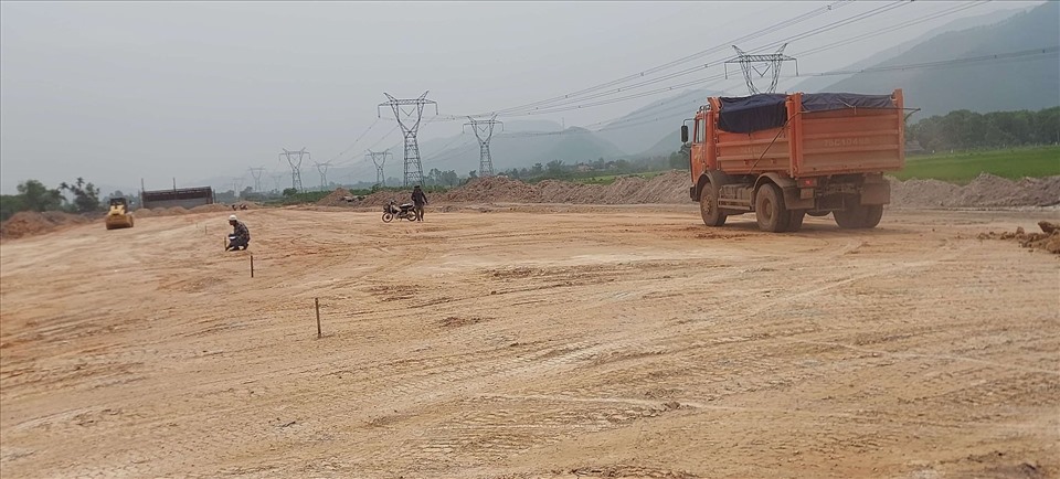 Dự án cao tốc Cam Lộ - La Sơn đoạn qua xã Phong Xuân (huyện Phong Điền, Thừa Thiên Huế) với hàng triệu m3 đất đá được đào đắp. Ảnh: PĐ.
